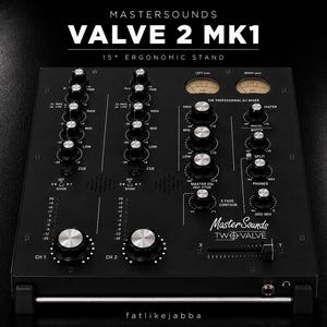 Pode incluir: Uma mesa de mistura profissional para DJ MasterSounds Valve 2 MK1 em preto com dois canais, vários botões de controlo prateados, dois medidores VU analógicos e um crossfader. A unidade está montada num suporte ergonómico de 15 graus.