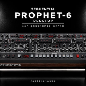 Puede incluir: Un módulo de sintetizador de escritorio Sequential Prophet-6 montado en un soporte ergonómico de 15 grados. La unidad cuenta con un panel de control negro con numerosos mandos, botones y pantallas digitales rojas, enmarcado por paneles laterales de madera oscura.