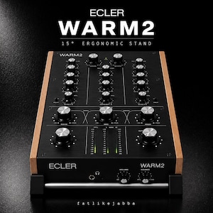 Könnte beinhalten: Der Ecler WARM2 15° ergonomische Ständer ist ein schwarzer Audiomixer mit zahlreichen silbernen Drehreglern, vertikalen LED-Pegelanzeigen und Holzseitenteilen. Die Frontplatte zeigt den Text ECLER WARM2 sowie Kopfhörer- und Lautstärkeregler.