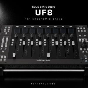 Puede incluir: Un controlador de estudio negro Solid State Logic UF8 montado en un soporte ergonómico de 15 grados. El dispositivo cuenta con ocho faders motorizados, múltiples botones retroiluminados, codificadores rotativos y pantallas, con el texto Solid State Logic UF8.