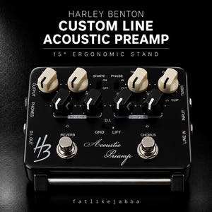 Può includere: Un pedale preamplificatore acustico Harley Benton Custom Line con supporto ergonomico a 15°. Il dispositivo presenta manopole di controllo color crema e nere, due interruttori a pedale metallici ed etichette per Reverb, Chorus e D.I. sulla superficie.