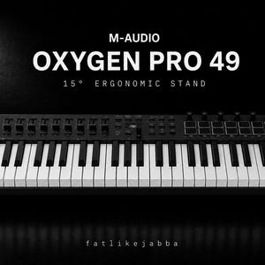 Könnte beinhalten: Ein schwarzes M-Audio Oxygen Pro 49 MIDI-Keyboard auf einem ergonomischen 15-Grad-Ständer. Das Gerät verfügt über weiße und schwarze Tasten, verschiedene Regler, Schieberegler und Pads. Der Text lautet M-AUDIO OXYGEN PRO 49 15° ERGONOMIC STAND.
