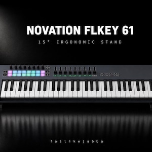 Könnte beinhalten: Ein schwarzes Novation FLkey 61 MIDI-Keyboard mit 61 Tasten, einem Raster aus hintergrundbeleuchteten, mehrfarbigen Pads, verschiedenen Reglern, Schiebereglern und einem kleinen Display. Der Text NOVATION FLKEY 61 15° ERGONOMIC STAND ist sichtbar.