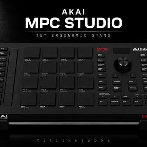 Może przedstawiać: Czarny kontroler produkcji muzycznej Akai MPC Studio z siatką szesnastu kwadratowych padów, dużym pokrętłem i różnymi przyciskami funkcyjnymi. Urządzenie jest zamontowane na ergonomicznym stojaku o nachyleniu 15 stopni, Akai MPC Studio.