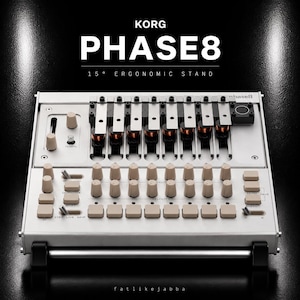 Pode incluir: Um suporte ergonómico Korg Phase8 15° com chassis metálico prateado e uma fila superior de oito barras de metal sobre bobinas de cobre. A interface inclui numerosos botões bege, teclas retangulares e cursores com texto como Tempo, Quantize, Shift, Step, Live, Skip, Velocity, Load, Save e Eject.