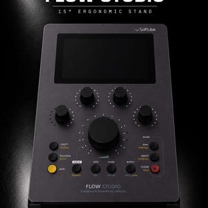 Op de afbeelding: Een zwarte Softube Flow Studio 15 degree ergonomic stand audiocontroller met een rechthoekig display, meerdere ronde draaiknoppen en diverse gelabelde knoppen waaronder shift, track, solo, mute, action en een rode Flow save knop.