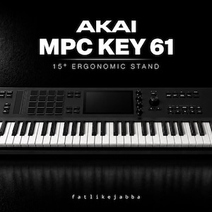 Könnte beinhalten: Ein schwarzes Akai MPC Key 61 Synthesizer-Keyboard mit einem zentralen Display, einem Pad-Raster, verschiedenen Drehreglern sowie weißen und schwarzen Tasten. Der Text AKAI MPC KEY 61 15° ERGONOMIC STAND und fatlikejabba ist zu sehen.