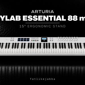 Puede incluir: Un teclado controlador MIDI Arturia Keylab Essential 88 mk3 de color blanco sobre un soporte ergonómico negro de 15°. El teclado cuenta con teclas blancas y negras, una pantalla central, varios mandos, deslizadores y pads.