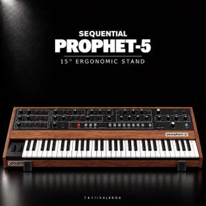 Può includere: Un sintetizzatore Sequential Prophet-5 posizionato su un supporto ergonomico a 15 gradi. Lo strumento presenta una finitura effetto legno, un pannello di controllo nero con numerose manopole e pulsanti e una tastiera standard con tasti bianchi e neri.