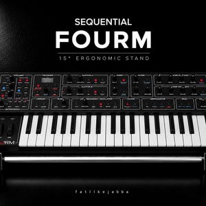 Può includere: Un supporto ergonomico nero Sequential FOURM a 15° che sostiene un sintetizzatore nero con tasti bianchi, numerose manopole nere e accenti rossi. Il testo "SEQUENTIAL FOURM 15° ERGONOMIC STAND" è visualizzato sopra il sintetizzatore.