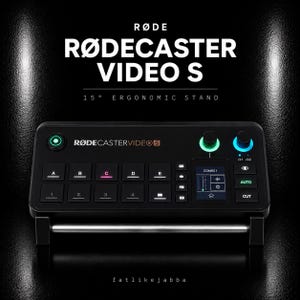 Peut inclure: La console de production noire RØDE RØDECASTER VIDEO S est dotée d'un support ergonomique à 15 degrés. L'interface comprend des boutons étiquetés de A à E, des touches numérotées de 1 à 4, un petit écran d'affichage et deux boutons rotatifs lumineux.