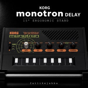 Op de afbeelding: Een zwarte Korg Monotron Delay analoge ribbon synthesizer gemonteerd op een 15-graden ergonomische standaard. Het apparaat heeft een toetsenbord, vijf bedieningsknoppen gelabeld Rate, Int, Cutoff, Time, Feedback en een cirkelvormig LFO-ontwerp.