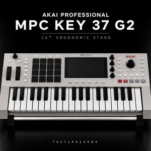 Puede incluir: Un teclado sintetizador Akai Professional MPC Key 37 G2 sobre un soporte ergonómico de 15 grados. El dispositivo cuenta con un teclado de 37 teclas, una pantalla central, una cuadrícula de pads de batería negros, varios botones de control y una perilla giratoria grande.