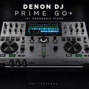 Peut inclure: Une console DJ argentée Denon DJ Prime Go+ avec un support ergonomique de 15 pouces. La console comporte deux molettes circulaires, un écran central et de nombreux boutons. Le texte "DENON DJ PRIME GO+" est en haut.