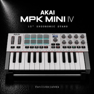 Puede incluir: Un controlador de teclado MIDI Akai MPK Mini IV con teclas blancas, teclas negras, ocho pads de batería grises y ocho perillas giratorias. El dispositivo está montado en un soporte ergonómico de 15 grados. El texto AKAI MPK MINI IV es visible.