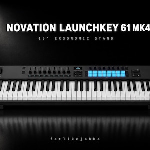 Könnte beinhalten: Ein schwarzer Novation Launchkey 61 MK4 MIDI-Keyboard-Controller mit 61 Tasten, einer Reihe blau beleuchteter Pads, Drehreglern und einem kleinen Display, platziert auf einem 15-Grad-ergonomischen Ständer vor dunklem Hintergrund.