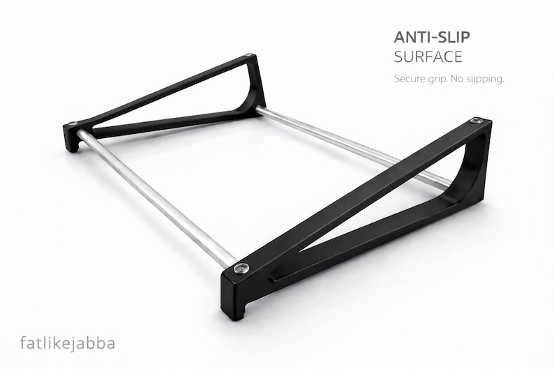 Puede incluir: Un soporte de metal negro con dos marcos laterales triangulares conectados por dos varillas horizontales plateadas. El texto ANTI-SLIP SURFACE Secure grip. No slipping. es visible arriba a la derecha, y el texto fatlikejabba est&aacute; abajo a la izquierda.
