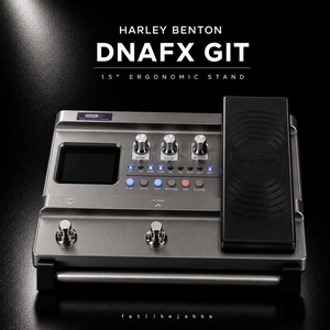 Könnte beinhalten: Ein grauer Harley Benton DNAFX GIT Multieffektprozessor mit einem 15-Grad-Ergonomieständer. Das Gerät verfügt über ein schwarzes Expression-Pedal, ein digitales Display, drei Drehregler, mehrere Drucktasten mit blauen LED-Anzeigen und zwei Metall-Fußschalter.