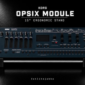 Pode incluir: Um sintetizador Korg Opsix Module azul escuro com um suporte ergonómico de 15 graus. O dispositivo inclui vários botões pretos, cursores, um ecrã central e uma fila de dezasseis botões de sequenciador. O texto no dispositivo diz Korg Opsix.