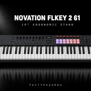 Op de afbeelding: Een zwart Novation FLkey 61 MIDI-keyboard met 61 witte en zwarte toetsen, een rij faders, een klein display en een raster van verlichte pads in paars en oranje. De tekst NOVATION FLKEY 61 15° ERGONOMIC STAND staat bovenaan afgebeeld.