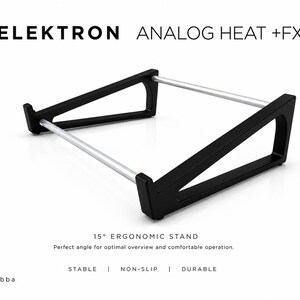 Puede incluir: Soporte negro en ángulo con barras de soporte plateadas. El soporte está diseñado para equipos de música electrónica. El texto en el soporte dice "ELEKTRON ANALOG HEAT +FX" y "15° ERGONOMIC STAND". El soporte se describe como estable, antideslizante y duradero.