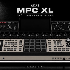 Puede incluir: Un soporte ergonómico Akai MPC XL de 15 grados con chasis beige, paneles de control negros, una rejilla central de dieciséis pads cuadrados, numerosos botones, perillas giratorias y una pantalla superior. El texto AKAI MPC XL 15 degree ergonomic stand es visible.