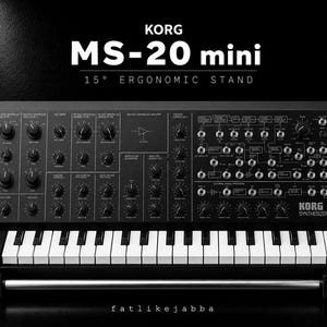 Op de afbeelding: Een zwarte Korg MS-20 mini synthesizer op een ergonomische standaard van 15 graden. Het apparaat heeft een zwart-wit toetsenbord, talloze bedieningsknoppen, patchpunten en witte tekstlabels. De merknaam Korg staat op de voorzijde.