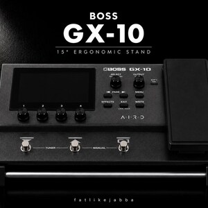 以下が含まれることがあります： 長方形のディスプレイ画面、4つのコントロールノブ、複数の押しボタン、統合されたエクスプレッションペダルを備えた黒いBoss GX-10ギターエフェクトプロセッサー。ユニットにはBOSS GX-10および15° ERGONOMIC STANDというテキストが含まれています。