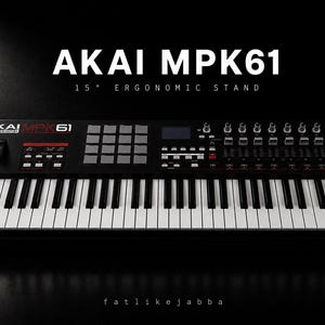 Puede incluir: Un controlador de teclado MIDI Akai MPK61 negro con 61 teclas, pads de batería, perillas giratorias y faders. El texto AKAI MPK61 15° ERGONOMIC STAND aparece sobre el dispositivo, colocado sobre una superficie oscura y reflectante.