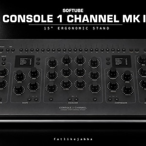 Puede incluir: Un controlador de mezcla de audio negro Softube Console 1 Channel Mk III con numerosos mandos giratorios, dos pantallas pequeñas y dos mandos rojos. La unidad está montada en un soporte ergonómico de 15 grados con una base de barra de metal plateado.
