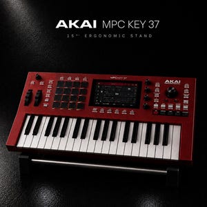 Puede incluir: El Akai MPC Key 37 es un teclado de producción musical rojo que cuenta con una pantalla táctil central, una cuadrícula de dieciséis pads de batería negros, un teclado de 37 teclas y varios botones de control, montado en un soporte ergonómico de 15 grados.