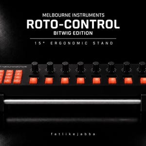 Może przedstawiać: Czarny kontroler Melbourne Instruments Roto-Control Bitwig Edition na ergonomicznym stojaku o nachyleniu 15 stopni. Urządzenie posiada osiem czarnych pokręteł, osiem podświetlanych pomarańczowych kwadratowych przycisków oraz siatkę sześciu mniejszych pomarańczowych przycisków.