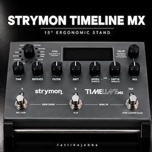 Könnte beinhalten: Ein dunkelgraues Strymon Timeline MX Pedal auf einem 15-Grad ergonomischen Ständer. Das Gerät verfügt über mehrere schwarze Drehregler, ein digitales Display, drei metallische Fußschalter mit der Beschriftung A, B und TAP sowie aufgedruckten Text, einschließlich Strymon, Timeline MX und verschiedenen Parameterbezeichnungen.