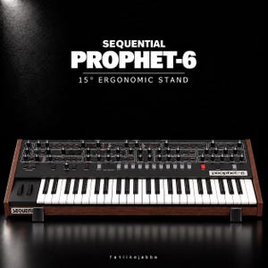 以下が含まれることがあります： 15度の人間工学に基づいたスタンドに設置されたSequential Prophet-6シンセサイザー。この楽器は、多数のノブ、スイッチ、白黒の鍵盤を備えた黒いコントロールパネルを特徴とし、ダークウッドのサイドパネルで縁取られています。