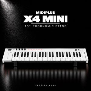 Op de afbeelding: Een wit MIDI-keyboard met zwarte toetsen, voorzien van de tekst MIDIPLUS X4 MINI 15° ERGONOMIC STAND. Het apparaat bevat een klein display, diverse draaiknoppen en knoppen op het bovenpaneel, ondersteund door twee kleine zwarte standaards.