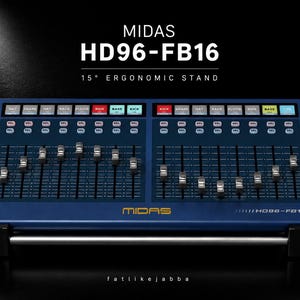 Op de afbeelding: Een blauwe Midas HD96-FB16 15° ergonomische standaard audiomengpaneel met twee banken faders, gelabelde knoppen zoals kick, snare en bass, en een zilverkleurige steunbalk op een donkere achtergrond met witte tekst.