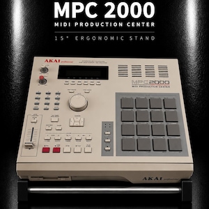 Könnte beinhalten: Eine Akai MPC 2000 MIDI Production Center Drum-Machine und Sampler in hellem Beige, ausgestattet mit einem Raster aus sechzehn grauen quadratischen Pads, einem zentralen Datenrad, verschiedenen Steuertasten, einem Schieberegler und einem Display, montiert auf einem 15-Grad-Ergonomieständer.