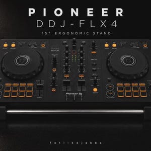 Könnte beinhalten: Ein schwarzer Pioneer DDJ-FLX4 DJ-Controller mit zwei Jog-Wheels, mehreren orangefarbenen Performance-Pads, Reglern und Fadern. Der Text PIONEER DDJ-FLX4 15° ERGONOMIC STAND steht über dem Gerät, fatlikejabba ist unten aufgedruckt.