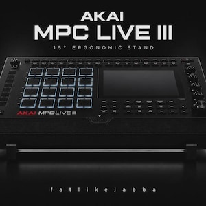 Könnte beinhalten: Ein schwarzer, um 15 Grad geneigter ergonomischer Ständer für den Akai MPC Live III Musikproduktions-Controller. Der Ständer hat ein schlankes, dunkles Design mit einer horizontalen Metallstützstange an der Basis. Der Text lautet AKAI MPC LIVE III 15 DEGREE ERGONOMIC STAND.