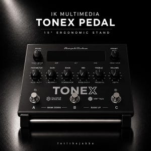 Könnte beinhalten: Ein schwarzes IK Multimedia Tonex Pedal auf einem 15-Grad-Ergonomieständer. Das Gerät verfügt über ein zentrales Display, mehrere Drehregler für Gain, Bass, Mid, Treble und Volume sowie drei metallische Fußschalter mit den Bezeichnungen A, B und C.