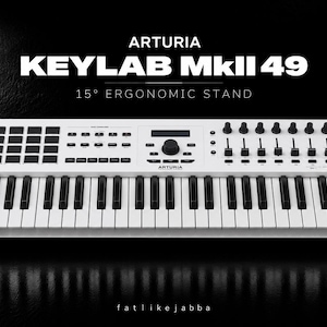 Op de afbeelding: Een wit Arturia KeyLab MkII 49 MIDI-keyboard op een zwarte, 15 graden ergonomische standaard. Het apparaat is voorzien van zwarte en witte toetsen, diverse knoppen, schuifregelaars en drumpads. De tekst luidt ARTURIA KEYLAB MkII 49.