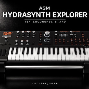 Könnte beinhalten: Der ASM Hydrasynth Explorer Synthesizer steht auf einem schwarzen, 15 Grad geneigten ergonomischen Ständer. Das Keyboard hat schwarze und weiße Tasten, zahlreiche silberne Drehregler, ein zentrales Display und orangefarbene Beschriftungen ASM HYDRASYNTH EXPLORER.
