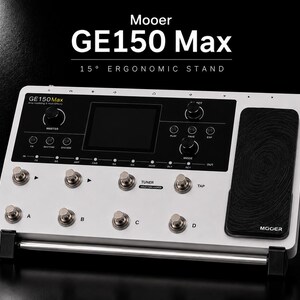 Puede incluir: Un pedal multiefectos para guitarra Mooer GE150 Max de color blanco con panel de control negro, pantalla central, varios interruptores de pie plateados etiquetados A, B, C y D, y un pedal de expresión negro sobre un soporte de 15 grados.