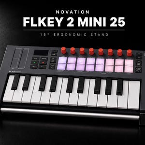 Könnte beinhalten: Ein schwarzer Novation FLKEY 2 MINI 25 Keyboard-Controller auf einem ergonomischen 15°-Ständer. Das Gerät verfügt über 25 Tasten, acht orangefarbene Drehregler und sechzehn hintergrundbeleuchtete Pads. Der Text lautet NOVATION FLKEY 2 MINI 25 15° ERGONOMIC STAND.