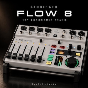 Op de afbeelding: Een zilveren Behringer Flow 8 digitale mixer met een ergonomische standaard van 15 graden. De mixer heeft meerdere ingangsjacks, faders en bedieningsknoppen. De tekst "FLOW 8" staat op het apparaat.