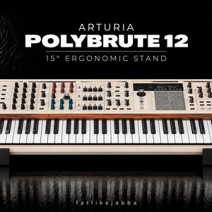 以下が含まれることがあります： 15度の人間工学に基づいたスタンドに置かれたArturia PolyBrute 12シンセサイザー。クリーム色のシャーシ、白黒の鍵盤、木製のサイドパネル、そして多数の黒、青、赤のコントロールノブとスライダーを備えています。