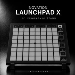 Könnte beinhalten: Ein schwarzer Novation Launchpad X MIDI-Controller auf einem ergonomischen 15-Grad-Ständer. Das Gerät verfügt über ein Raster aus quadratischen Tasten mit weißer Beleuchtung und eine Reihe von Funktionstasten mit Beschriftung rechts.