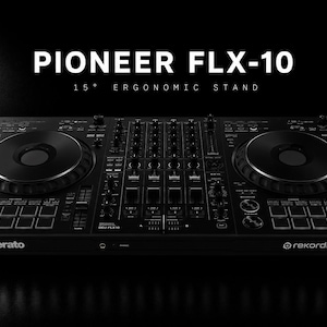 Op de afbeelding: Een zwarte, ergonomische 15-graden Pioneer FLX-10 standaard voor een DJ-controller. Het apparaat heeft een centraal mengpaneel met diverse knoppen en faders, geflankeerd door twee grote jogwheels en performance-pads. Serato en Rekordbox logo's.
