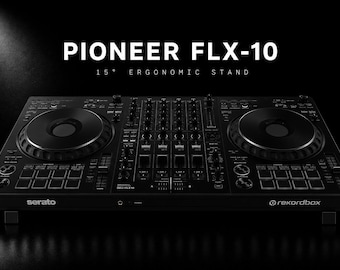 Puede incluir: Un soporte ergonómico negro Pioneer FLX-10 de 15 grados para controlador DJ. La unidad cuenta con una sección de mezclador central con múltiples perillas y faders, flanqueada por dos grandes jog wheels circulares y pads de rendimiento.