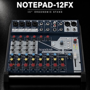 Könnte beinhalten: Ein Soundcraft Notepad-12FX Audio-Mischpult mit dunkelblauem Gehäuse und Union-Jack-Grafik. Das Mischpult verfügt über mehrere Eingangskanäle mit roten, gelben und blauen Drehreglern, einen Master-Fader und einen ergonomischen 15°-Metallständer.